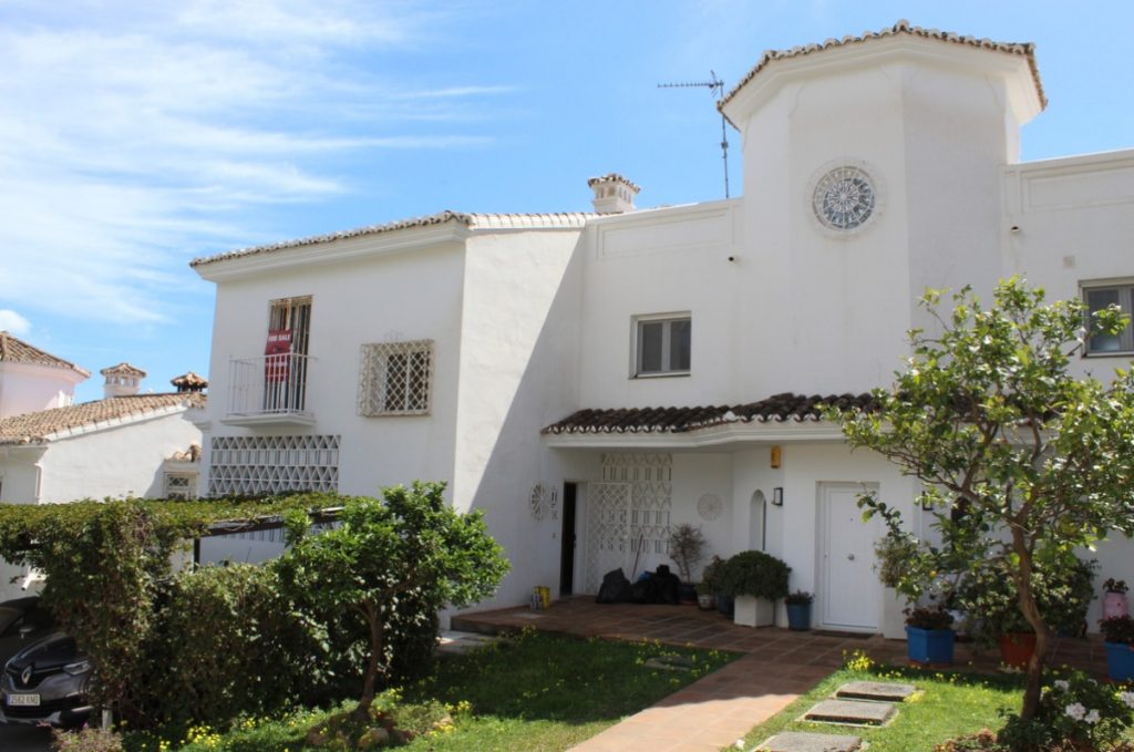 Selling semi-detached house in Calahonda