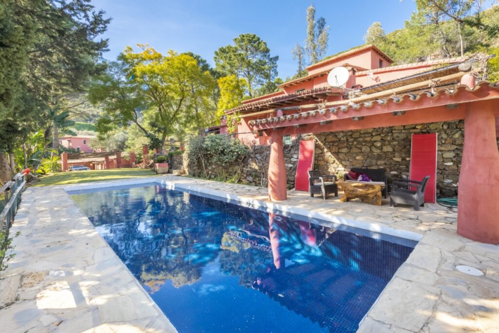 Land 17051m2 and two villas in Benahavís